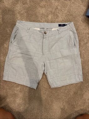 Vineyard Vines Men’s Light Blue and White Check Seersucker Shorts. Size 35